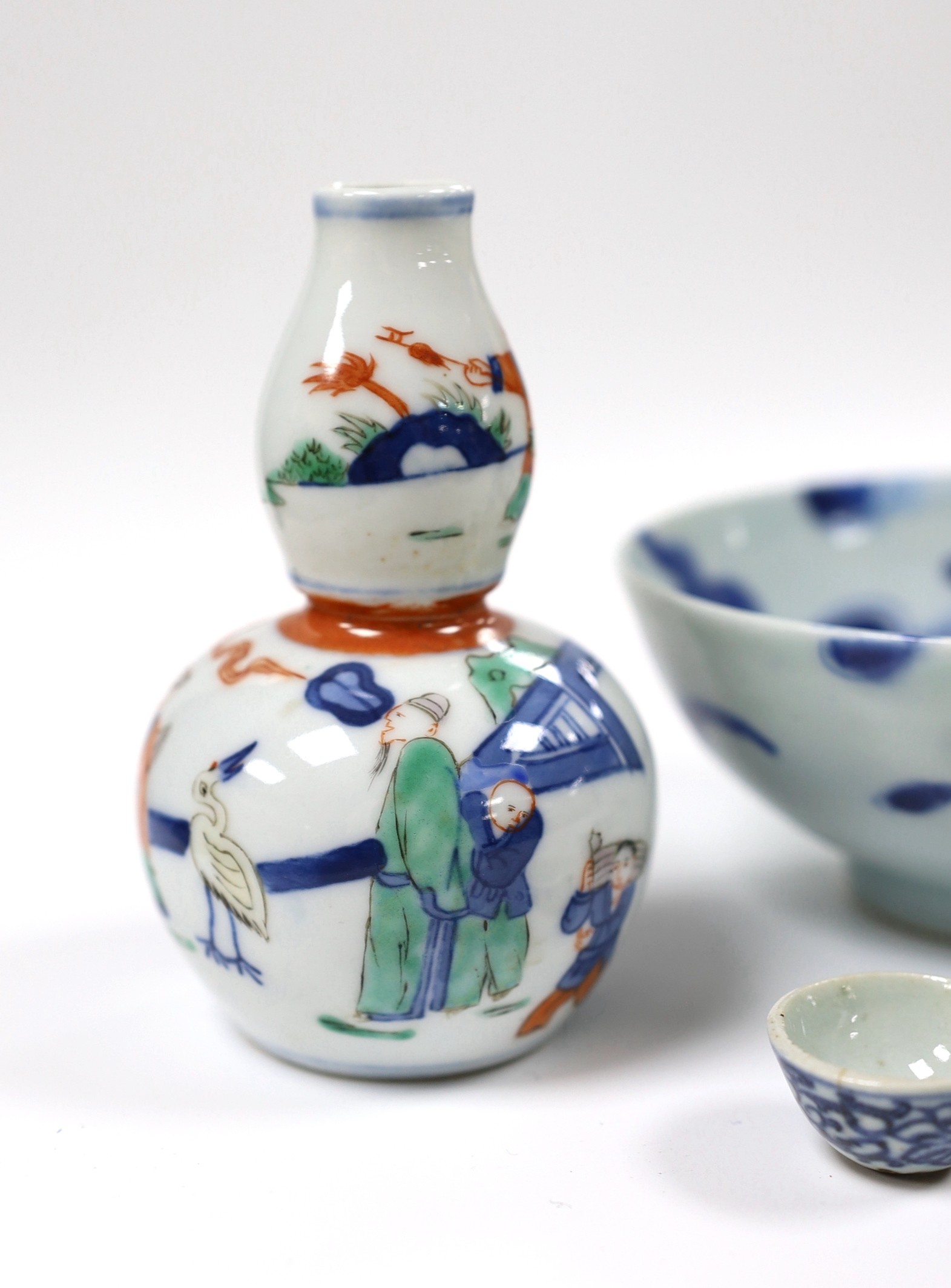 A selection of small Chinese ceramics, to include a blue and white dragon bowl, 6cm tall, a double gourd famille verte vase, Wanli marked but later, 12cm tall, and others (5)